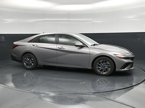 Used 2024 Hyundai Elantra SEL FWD image 3