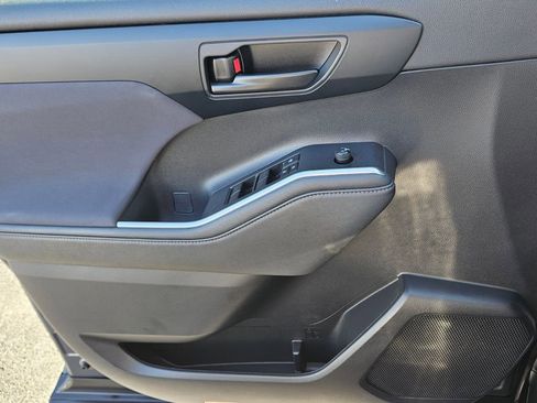 Certified 2023 Toyota Highlander L image 29