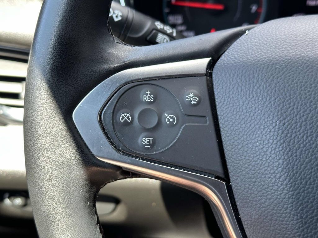 Used 2023 Chevrolet Traverse LT FWD image 18