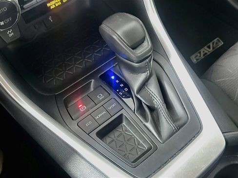 Used 2020 Toyota RAV4 XLE w/ Convenience Package FWD image 25