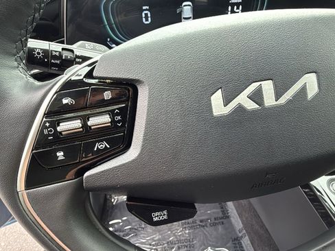 Used 2024 Kia Niro SX Touring image 19