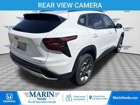 Used 2025 Chevrolet Trax LT FWD image 2