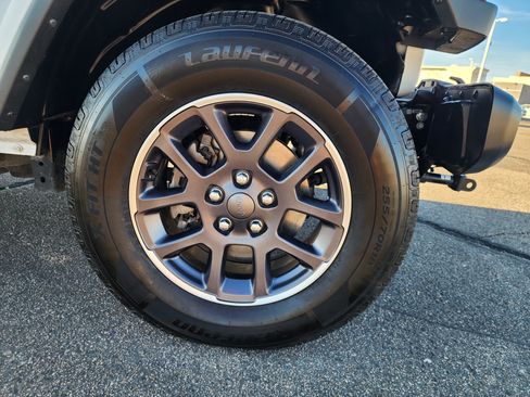 Used 2023 Jeep Gladiator Overland AWD/4WD image 13