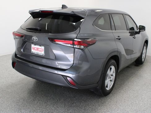 Used 2025 Toyota Highlander LE AWD/4WD image 7