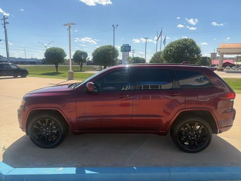 Used 2018 Jeep Grand Cherokee Altitude image 5