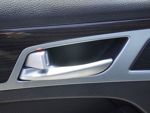 Used 2016 Hyundai Genesis 3.8 RWD image 8