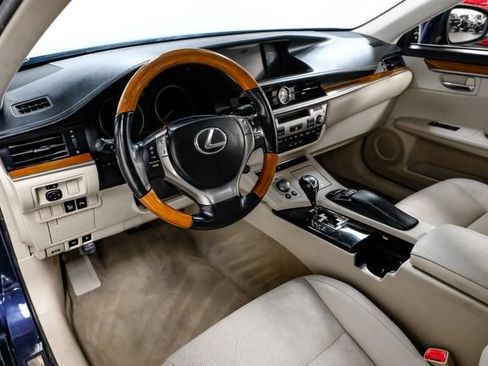 Used 2014 Lexus ES 300h w/ Luxury Package w/Bamboo Trim FWD image 3