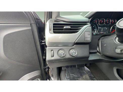 Used 2015 Chevrolet Suburban LT w/ Luxury Package AWD/4WD image 23