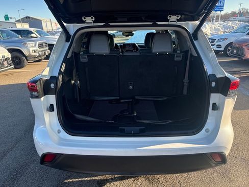 Used 2021 Toyota Highlander XLE image 8