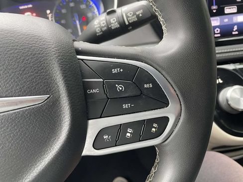 Used 2022 Chrysler Pacifica Touring-L FWD image 24