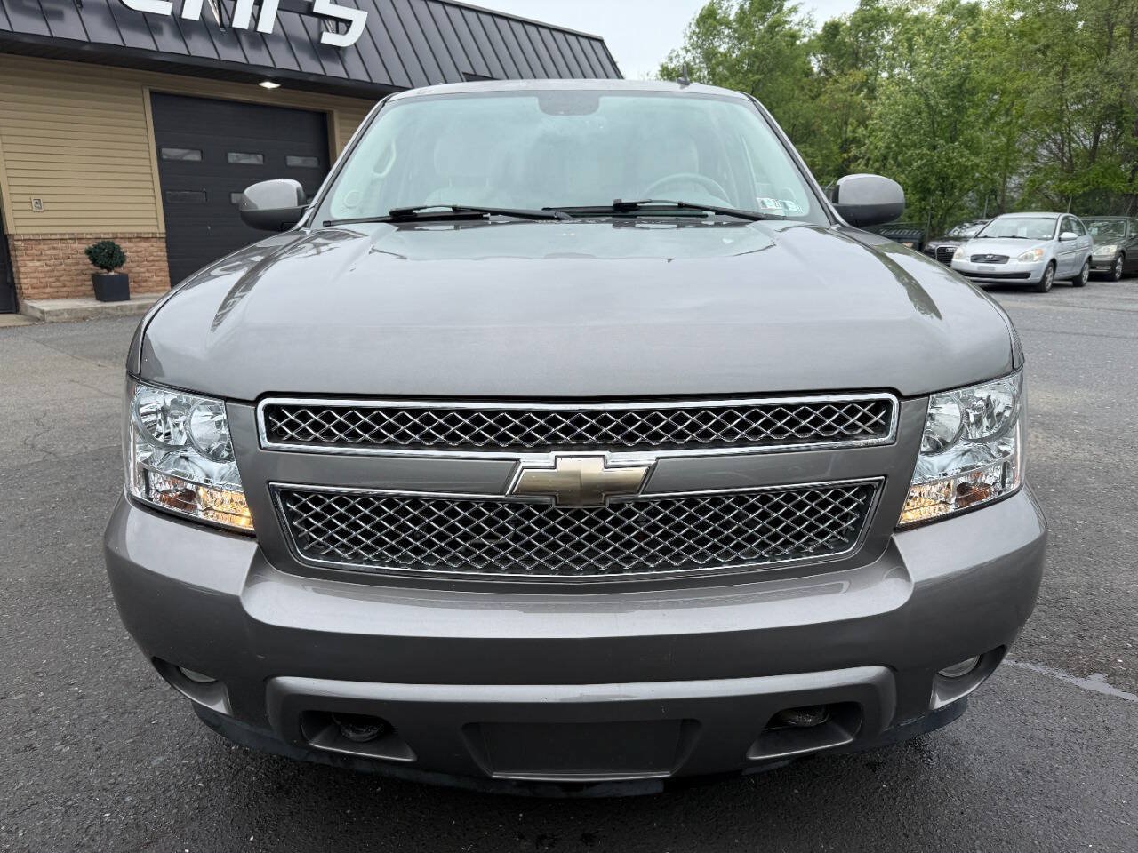 Used 2007 Chevrolet Suburban 2500 LT w/ LT Preferred Equipment Group AWD/4WD image 2