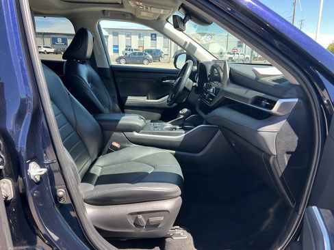Used 2023 Toyota Highlander XLE AWD/4WD image 28
