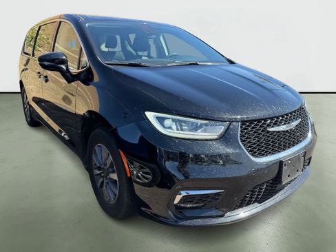 Used 2024 Chrysler Pacifica Limited FWD image 4