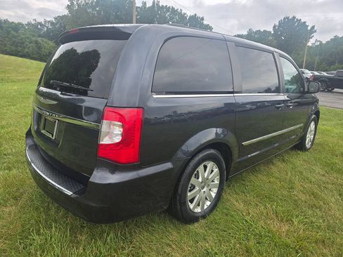 Used 2014 Chrysler Town & Country Touring FWD image 7