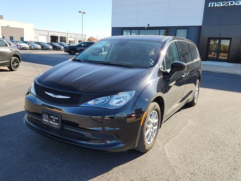 Used 2024 Chrysler Voyager LX FWD image 3