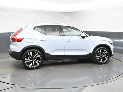 Used 2025 Volvo XC40 B5 Plus AWD/4WD image 9