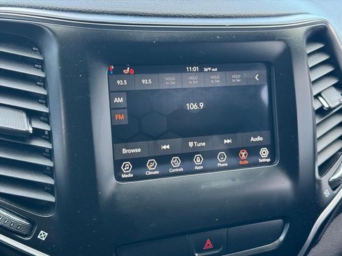 Used 2019 Jeep Cherokee Latitude w/ Cold Weather Group image 23