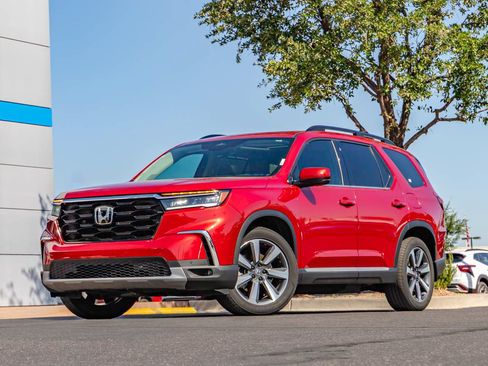 Used 2025 Honda Pilot Touring image 1