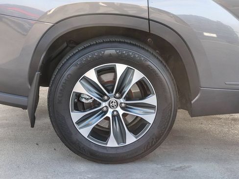 Used 2022 Toyota Highlander XLE FWD image 12