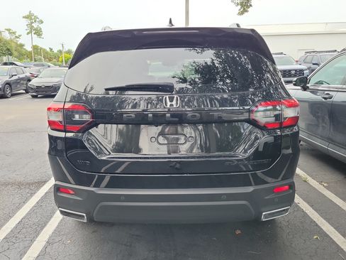 Certified 2025 Honda Pilot Black Edition image 5