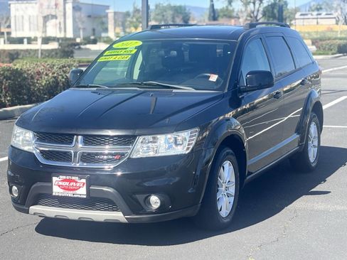 Used 2017 Dodge Journey SXT w/ Comfort/Convenience Group image 2