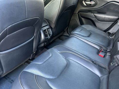 Used 2016 Jeep Cherokee Limited w/ Luxury Group AWD/4WD image 4