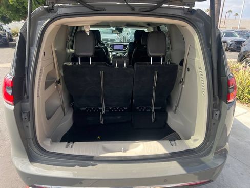 Used 2022 Chrysler Pacifica Touring-L FWD image 32