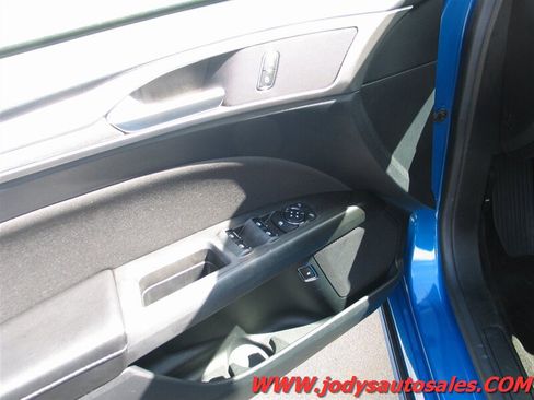 Used 2020 Ford Fusion SE FWD image 3