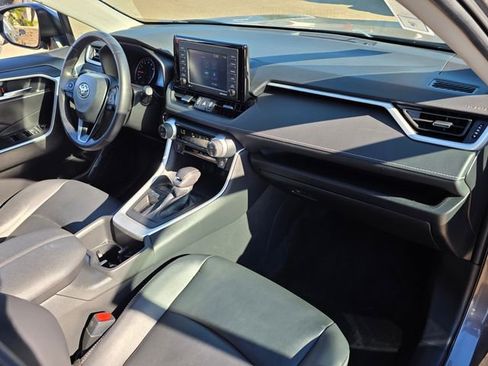 Used 2022 Toyota RAV4 XLE Premium image 9