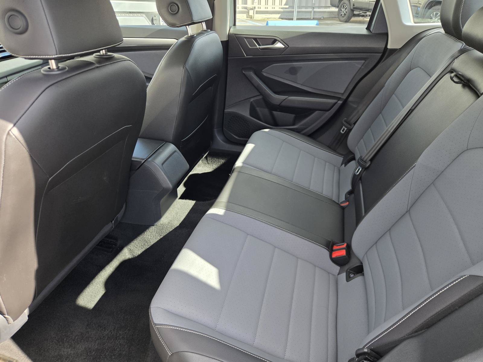 Used 2025 Volkswagen Jetta SE FWD image 25