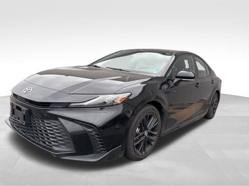 Used 2025 Toyota Camry SE image 2