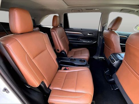 Used 2019 Toyota Highlander Limited Platinum FWD image 19
