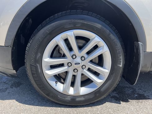 Used 2017 Ford Explorer XLT w/ Equipment Group 201A FWD image 8