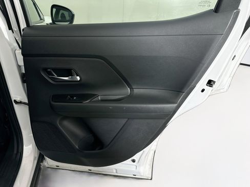 Used 2025 Nissan Kicks SV FWD image 27