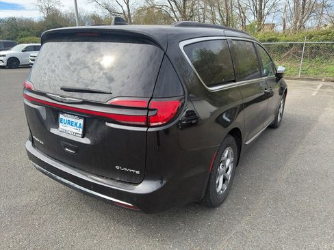 Used 2023 Chrysler Pacifica Limited image 17