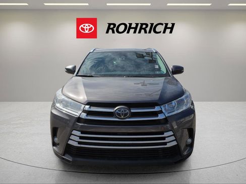 Used 2017 Toyota Highlander XLE image 2