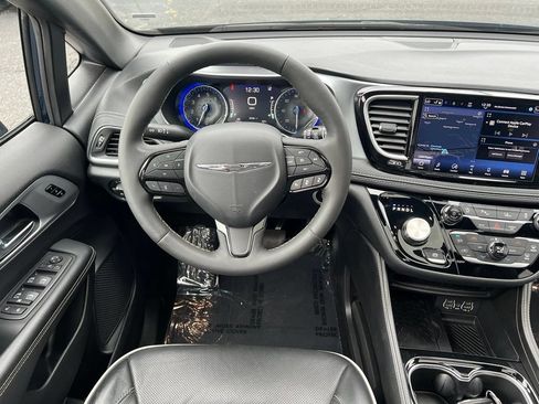 Used 2025 Chrysler Pacifica Limited FWD image 19