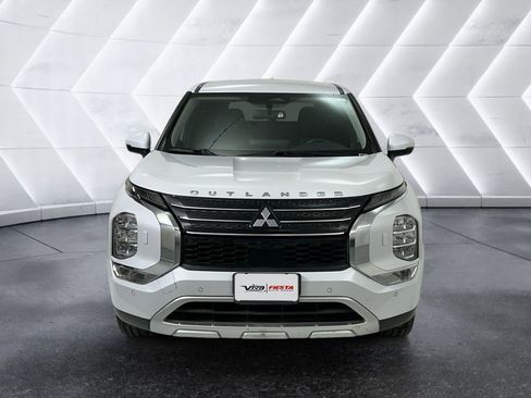 Used 2023 Mitsubishi Outlander SE image 2