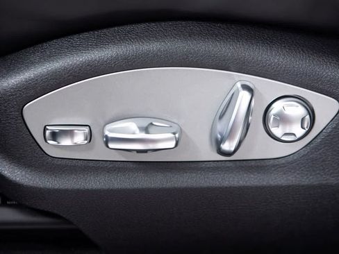 Certified 2026 Porsche Macan AWD/4WD image 23