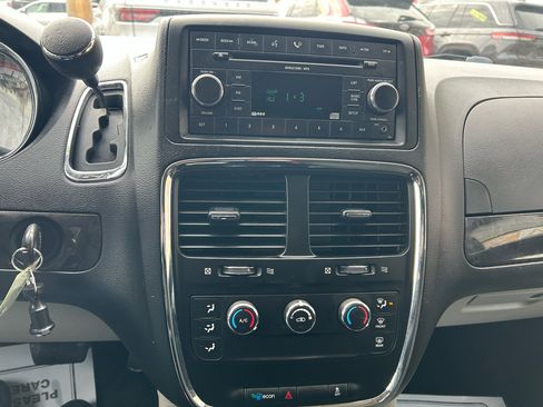 Used 2016 Dodge Grand Caravan SE image 20