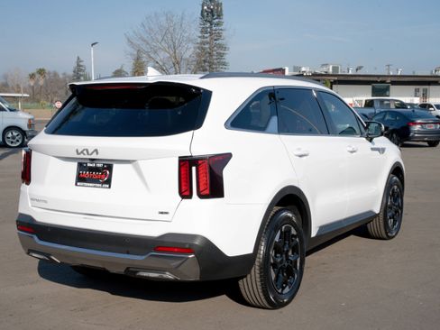 Used 2024 Kia Sorento S image 8