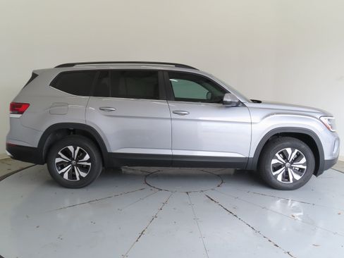New 2026 Volkswagen Atlas SE FWD image 2