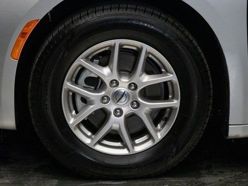 Used 2024 Chrysler Pacifica Touring-L FWD image 9