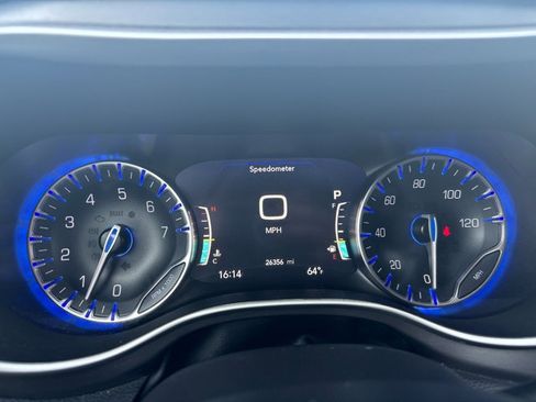 Used 2022 Chrysler Pacifica Touring-L AWD/4WD image 19