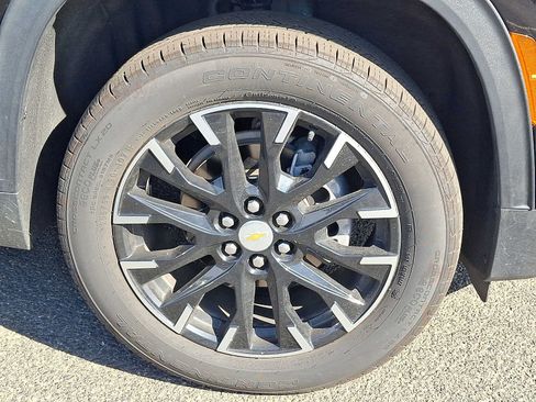 Used 2025 Chevrolet Traverse LT w/ Sun and Wheel Package FWD image 9