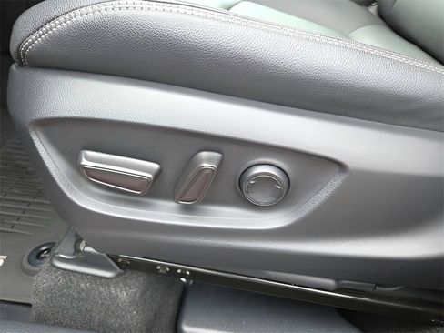 Used 2022 Toyota Corolla Cross XLE image 18