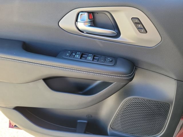 New 2027 Chrysler Pacifica Select AWD/4WD image 16