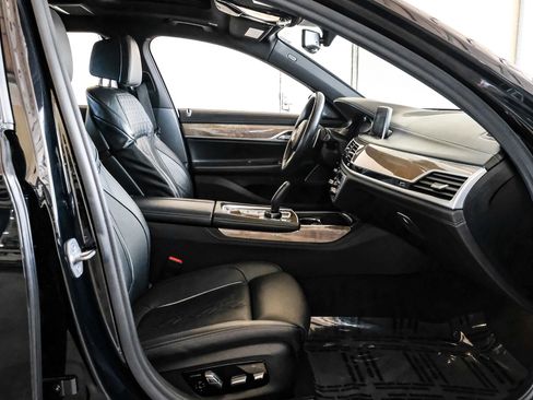 Used 2020 BMW 750i xDrive w/ Executive Package image 33