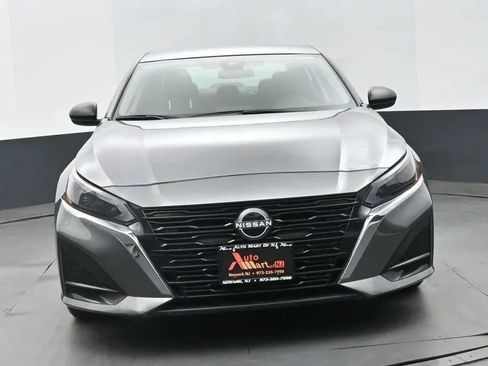 Used 2025 Nissan Altima 2.5 SV FWD image 3