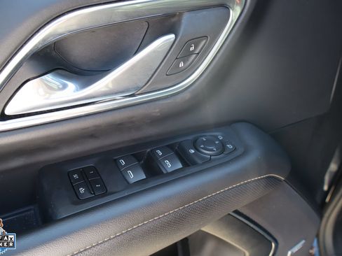 Used 2024 GMC Yukon SLT AWD/4WD image 13